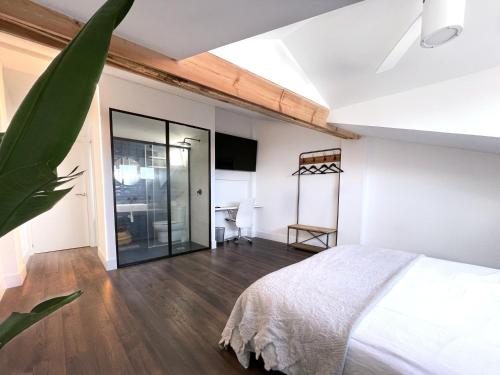 维多利亚-加斯特伊兹Luxury Pintoreria Atico的一间卧室设有一张床和一个滑动玻璃门