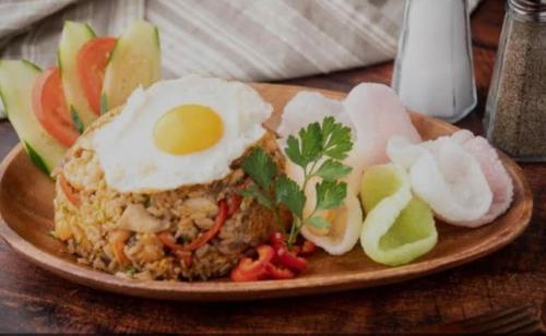 库布盼洛坎Batur cottage的桌上一盘食物,包括鸡蛋和蔬菜