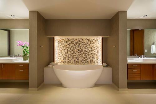 拉海纳毛伊岛凯悦度假村及水疗中心的一间带大浴缸和两个盥洗盆的浴室