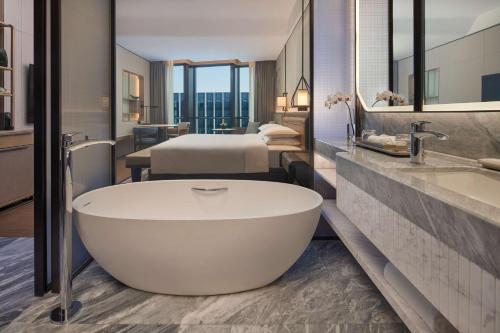 杭州萧山国际机场凯悦酒店的一间浴室