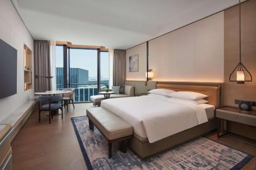 杭州杭州萧山国际机场凯悦酒店的酒店客房设有一张大床和一个阳台。