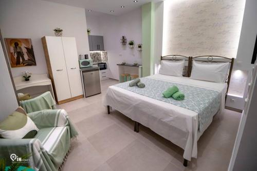 雅典'The Mint' House Project In Athens的一间带大床的卧室和一间厨房