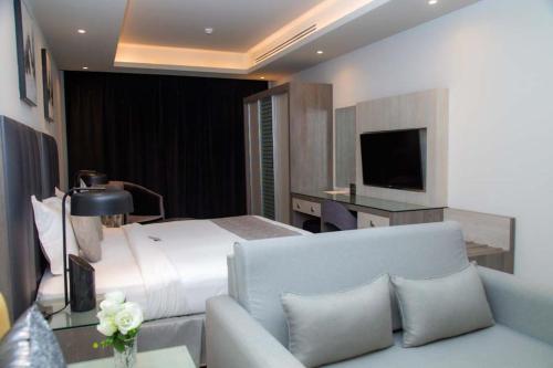 哈费尔巴廷Seven Palaces的一间卧室配有一张床、一张沙发和一台电视
