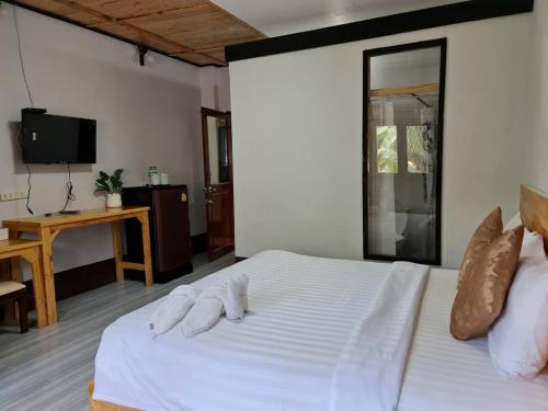 班柯木Mookboonchu Guesthouse ,Kohmook Trang的卧室配有白色床和毛巾