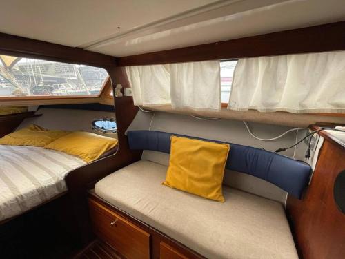 巴塞罗那Barco acogedor - Cosy Boat - Barcelona的小房间,配有床和黄色枕头