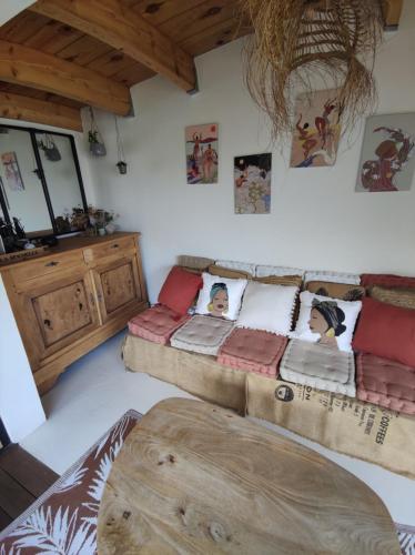 EsnandesChambre avec entrée indépendante的客房设有一张床和一张木桌