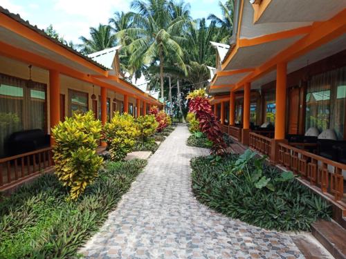 哈夫洛克岛Gold India Beach Resort的通往花卉和植物的建筑的走道