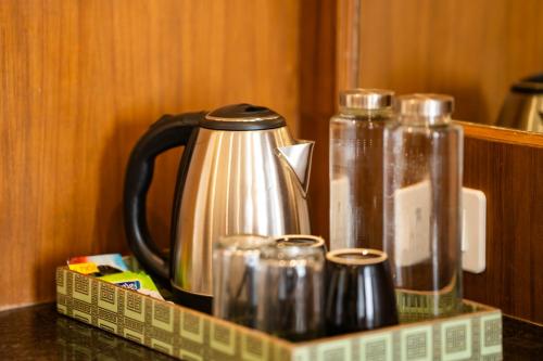 穆索里Shalom Backpackers Mussoorie的坐在柜台上的咖啡壶