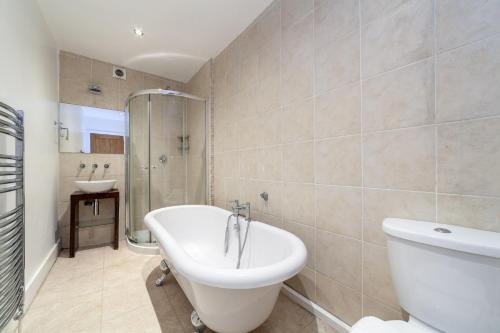 布罗姆利The Wandsworth Flat的带浴缸、卫生间和盥洗盆的浴室