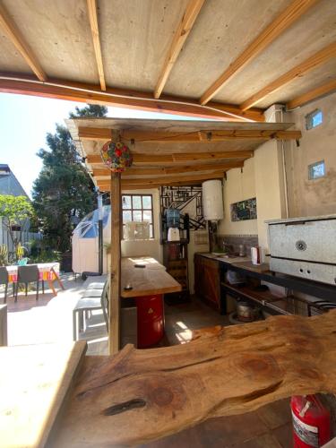 Villa BallesterProyectoQva Glamping的厨房配有大木桌和台面