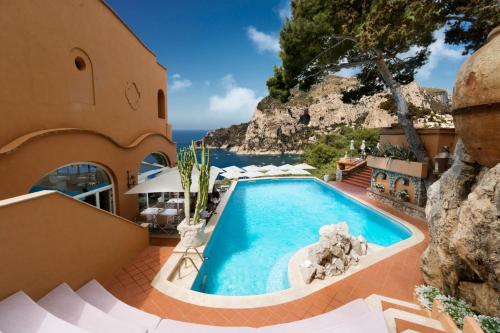 卡普里朋塔特拉嘉拉酒店的海景度假游泳池