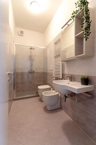 casadelfalegname的浴室配有卫生间、盥洗盆和淋浴。