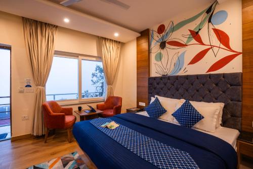 穆索里Shalom Backpackers Mussoorie的酒店客房设有一张床和一个大窗户