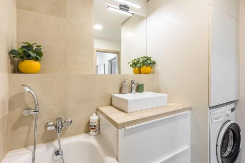 布拉迪斯拉发BNB Slovakia Ovocné sady Airport Apartment的浴室配有盥洗盆和浴缸。