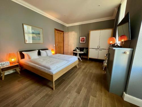 塞巴特阿尔贝克Villa am Strand的一间卧室配有一张床和两盏灯。