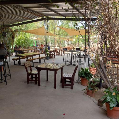 温当瓦Ondangwa Rest Camp的一个带桌椅和遮阳伞的户外庭院。