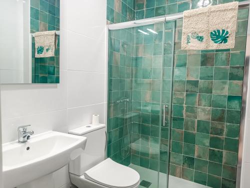 厄尔梅达诺Daydream Medano Coliving的浴室配有卫生间、盥洗盆和淋浴。
