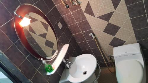 麦加كيان 3的浴室设有卫生间和墙上的镜子。