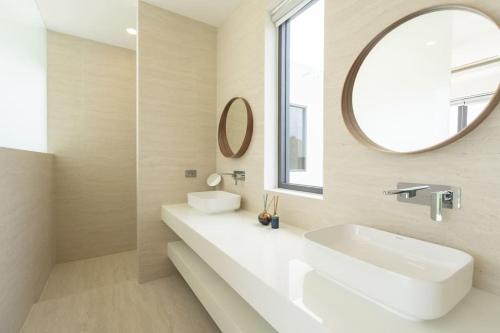 苏梅岛Villa Nirvana - Wonderful Sea View的白色的浴室设有水槽和镜子
