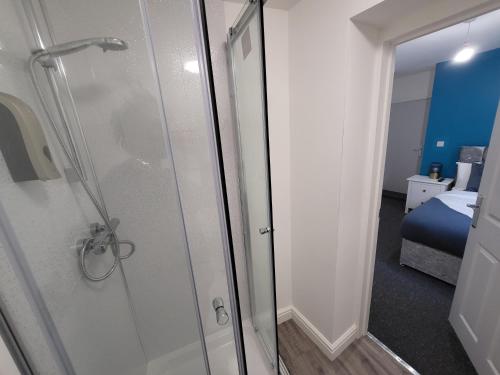 诺丁汉Nottingham Forest Rd, Short Stays的带淋浴的浴室和玻璃门