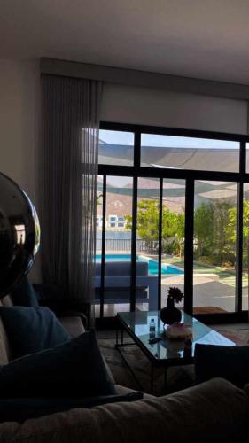 富查伊拉Sunset villa的带沙发和玻璃桌的客厅