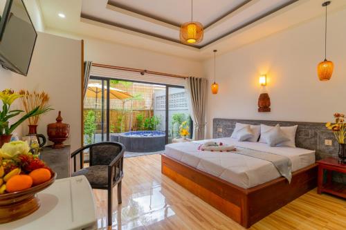 Phumĭ Ta PhŭlAngkor Rithy Residences的一间卧室设有一张床和一间客厅。
