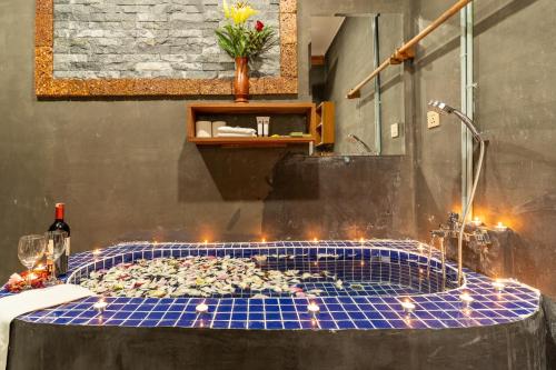 Phumĭ Ta PhŭlAngkor Rithy Residences的浴室内设有带灯光的浴缸。