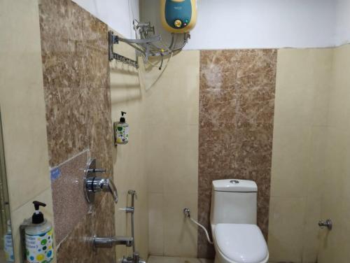 古瓦哈提PuHoR Hotel Plaza Inn的一间位于客房内的白色卫生间的浴室