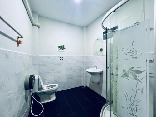 Lom SakC-Code Resort的带淋浴、卫生间和盥洗盆的浴室