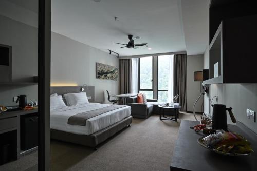 八打灵再也Asaya Damansara的酒店客房设有床和客厅。