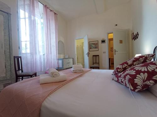 渥尔特拉Locanda Prato d'Era的一间卧室配有一张大床和毛巾