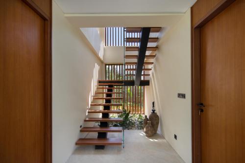 塞隆贝拉纳克Villa Serangan - Private Beach Access的木栏杆房子的楼梯