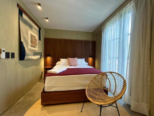 萨尤利塔Maramara more to live的卧室配有床、椅子和窗户。