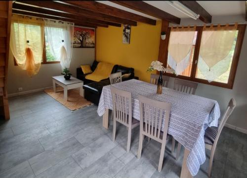 SapoisMaison de vacances的客厅配有桌子和沙发