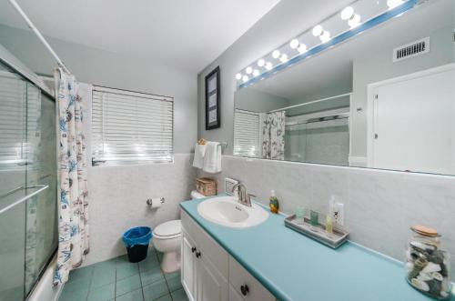 克利尔沃特Sea Breeze Beach House的一间带水槽、镜子和卫生间的浴室