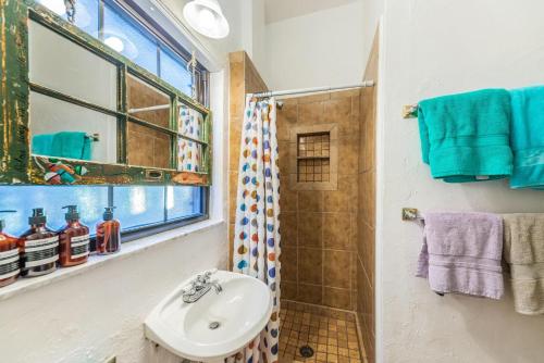 克利尔沃特Su Casa的一间带水槽和淋浴的浴室