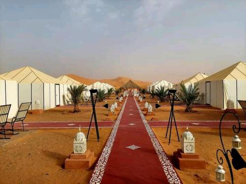Desert camp的沙漠中一排帐篷