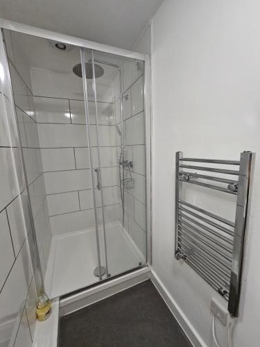 斯蒂夫尼奇Luxury one bedroom maisonette with extra connected bedroom in Stevenage centre的带淋浴的浴室和玻璃门
