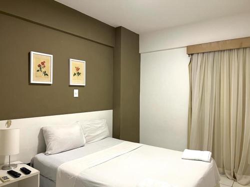 圣路易斯Biarritz temporadalitoranea的酒店客房设有两张床和窗户。