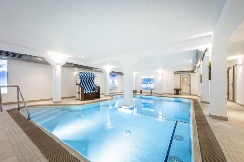 于斯德Inselresidenz Strandburg - Ferienwohnung 106的在酒店房间的一个大型游泳池