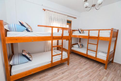 伏罗拉NANA的房屋内带三张双层床的房间