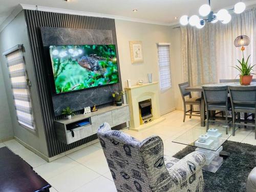 哈博罗内Central Gabs Oasis: 2BR-Retreat的带电视的客厅和用餐室