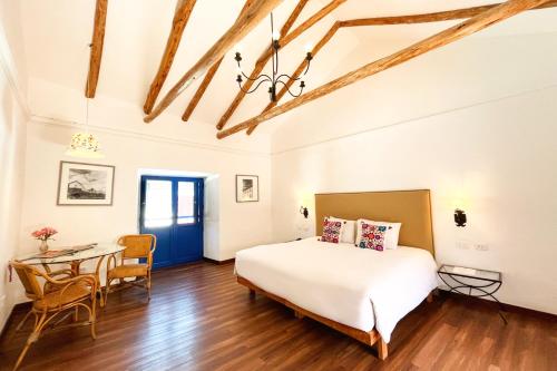 库斯科金塔圣布拉斯阿纳奈酒店的一间卧室配有一张床和一张桌子