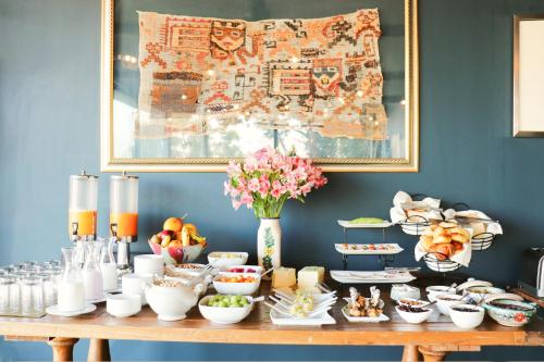 库斯科帕拉西奥曼科阿纳奈酒店的一张桌子上放着一大堆食物