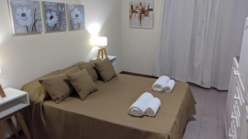 瓜伊马延Departamento en Mendoza的一间卧室配有带毛巾的床