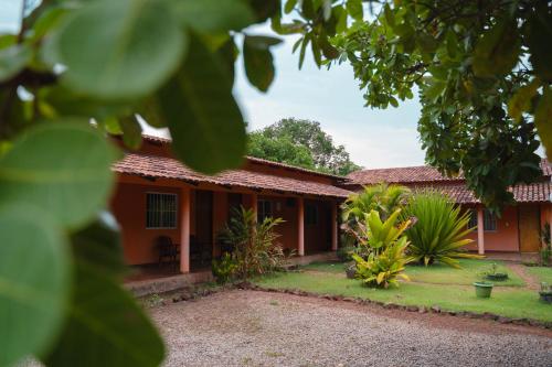 托坎廷斯州蓬蒂阿尔塔Pousada Capim Dourado Ponte Alta的前面有花园的房子