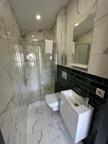 伊斯坦布尔Pera Apart的一间带水槽、淋浴和卫生间的浴室