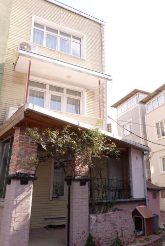 伊斯坦布尔Pera Apart的前面有拱门的房子