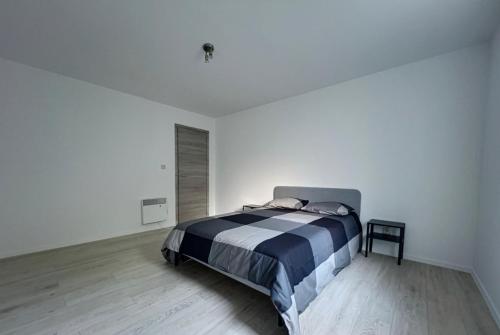 沙勒罗瓦Gohyssart 51b 2 Bruxelles-Charleroi-airport的一间白色客房内的床铺卧室