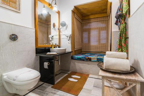 斋沙默尔Hotel Jasmin Home的一间带卫生间和水槽的浴室